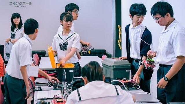画像: ロボカップ「レスキュー」では女子生徒の姿もあった