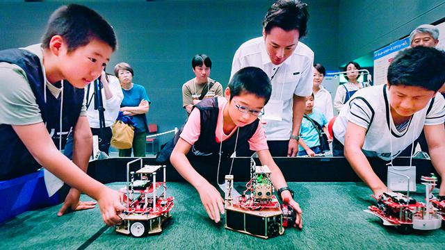 画像: 審判の合図と同時に、ロボットの電源を入れる