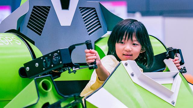 画像: ロボフェス会場では、多くの女の子がロボットを楽しんでいた