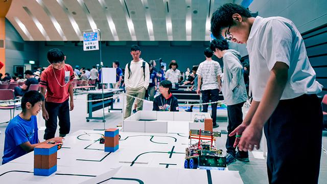 画像: 「レスキュー」の練習風景。ロボットは黒い線をたどって「被災者」のいる部屋を目指す