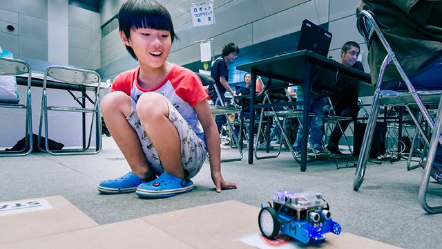画像: ロボフェスでは小学生向けのロボット講座も開かれた