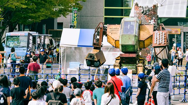 画像: ロボフェスでは巨大ロボットに乗れる企画もあり、多くの子どもたちが集まっていた