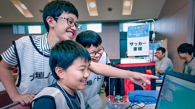 画像: 競技直前、控え室では選手たちが最後の打ち合わせを行っていた
