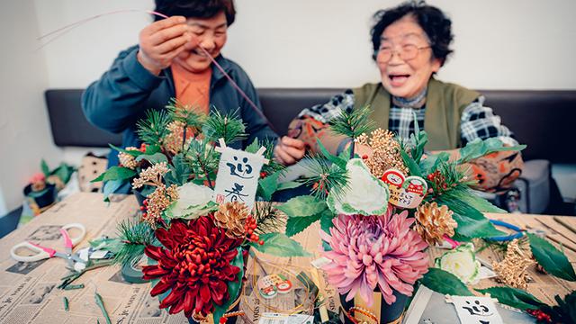 画像: WATALISでできた友達、馬場キヨさんと正月飾りを作る。完成は近い
