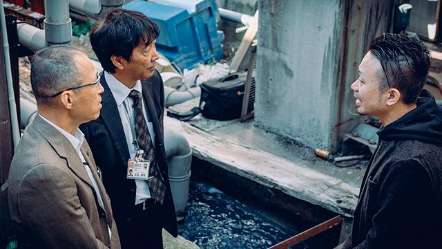 画像: 石丸祥司さん=左から2人目=らと、染色工場を視察する野村さん