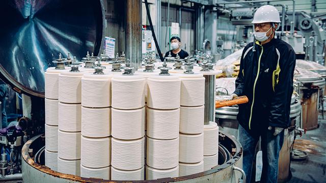 画像: 今治市内の染色業者。タオルの原料となる白い糸をさまざまな色に染める