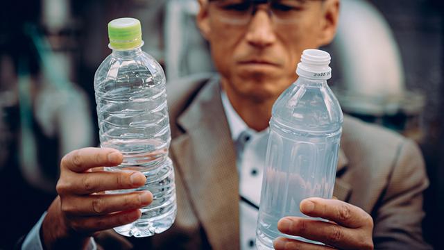 画像: 飲料水=左=と染色業者の排水