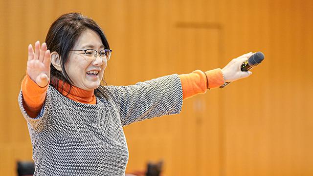 画像: 授業中の中山さんは裏方として講師や子どもたちをサポートする