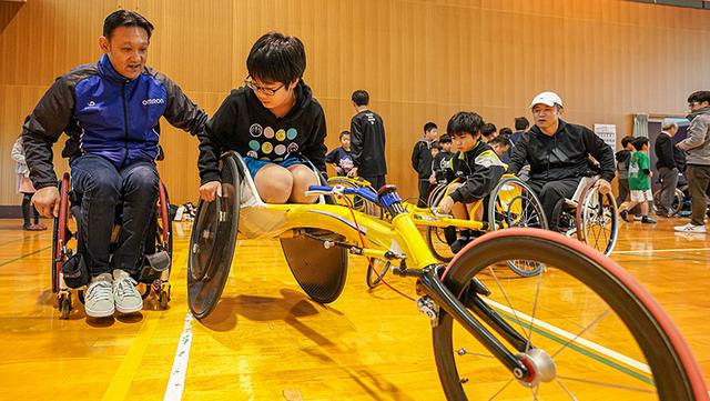 画像: 陸上競技用車いすの指導をするのは、2008年北京パラ五輪の銀メダリスト、笹原廣喜さん