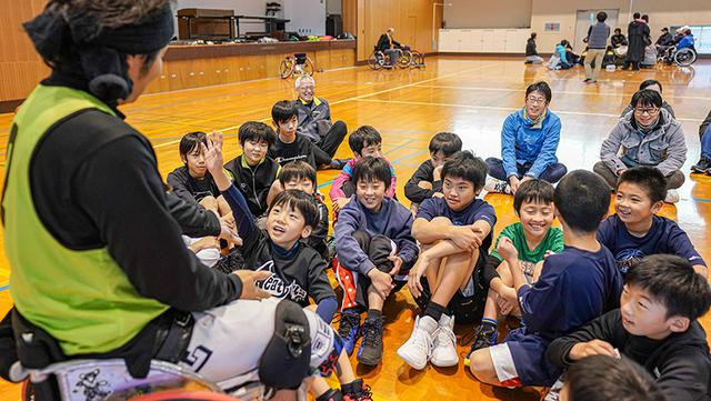 画像: 「質問タイム」。子どもたちの質問は尽きない