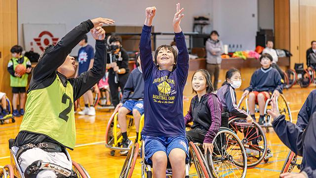 画像: 思い切りシュートを放つ松本真侑さん(中央)