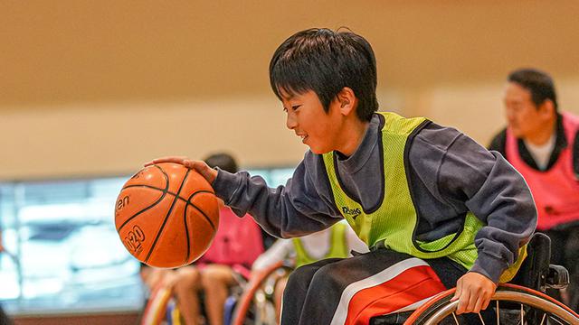 画像: ドリブルをしながら車いすを操る。一筋縄ではいかない