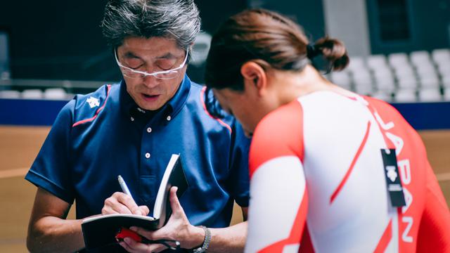 画像: 試作品の感想を選手に聞く。「何でも言ってください。サポートします」と声を掛ける