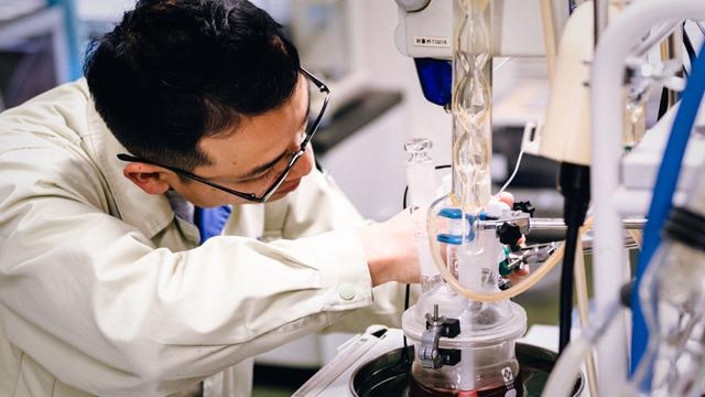 画像: 粘着剤の合成。製品の試作はほとんど手作業で行われる
