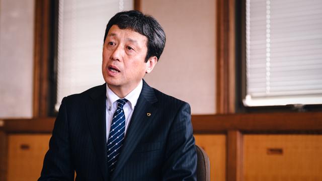 画像: 滋賀県工業技術総合センター 所長の小川栄司さん。「職員一人あたりの機器の利用件数は、全国一」と語る