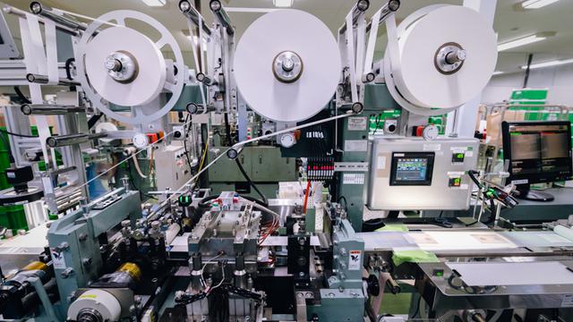 画像: 東洋化学の絆創膏の製造ライン