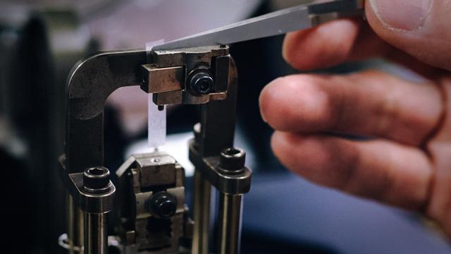 画像: 開発するフィルムを試験にかける