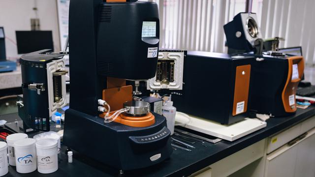 画像: センターでは最先端の試験機器が約300種類自由に利用できる。機器の利用は、年間7000〜8000件