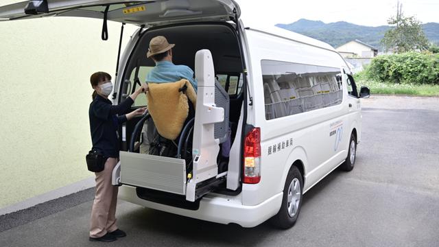 画像: 壊れてしまった送迎用の車両も支援を受けて新調。これまで通り送迎を行えるようになった