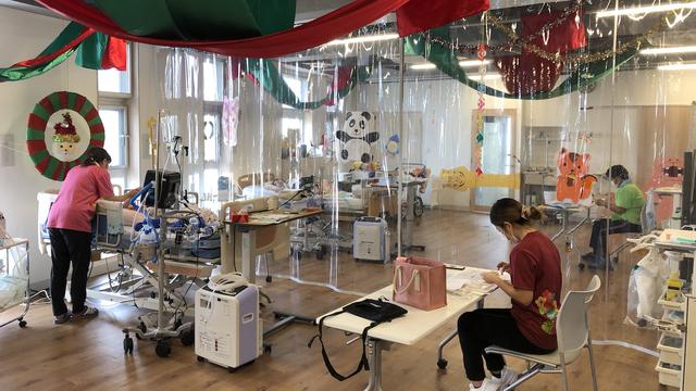 画像: 子どもを預かる部屋では、ソーシャルディスタンスを取れるように透明なカーテンや設備などをそろえた
