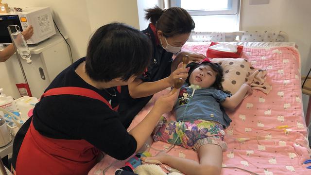 画像: ショートステイルームで遊ぶ笑乃ちゃん