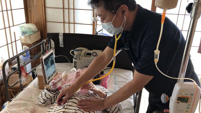 画像: 訪問診療を行う医師の當間隆也さん。「ご家族が孤立しないよう社会とつながる支援も必要」と指摘する