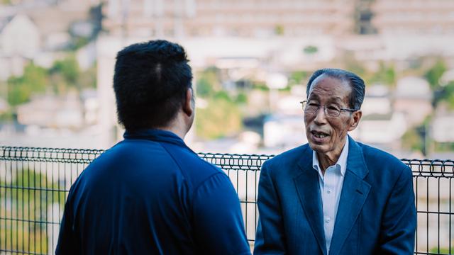 画像: 濱崎さんと話す、元保護司の中村正則さん。今でも付き合いが続いている
