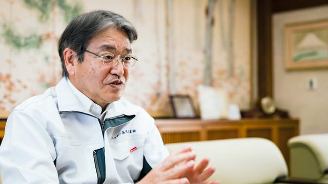 画像: ニッポン高度紙工業の取締役専務執行役員で、管理部門を統括する近森俊二さん