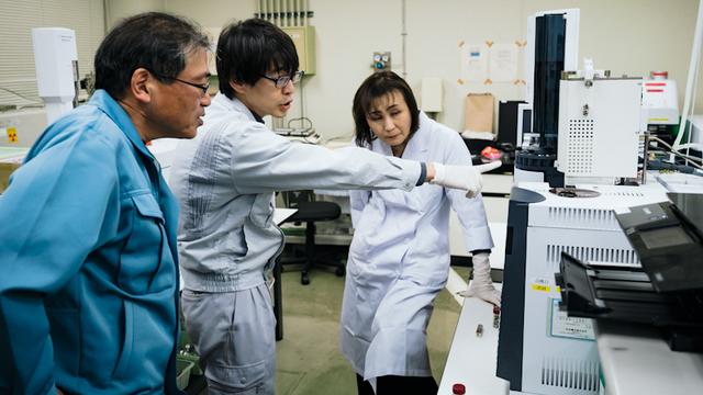 画像: 検査機器を操作する研究員ら