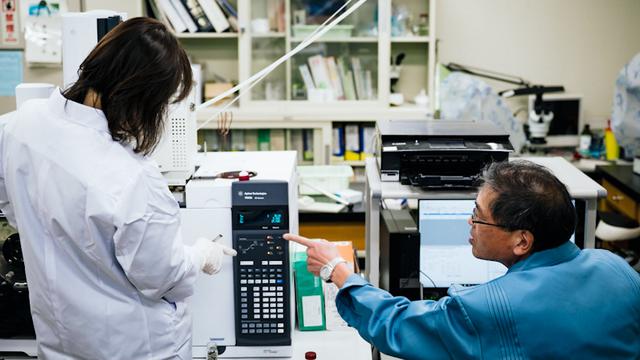 画像: 隅田隆さん(右)は現・資源環境課長。岡﨑さんらと共に臭化物の検査方法を探った