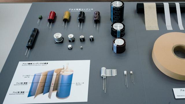 画像: コンデンサは電気を溜めたり、放出したりする電子部品。セパレータは、コンデンサ内の+極と−極の間を絶縁しつつ、電解液を保持するために使われる