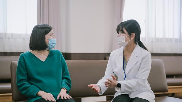 画像: 妊婦に話を聞く森野佐芳梨さん(右)