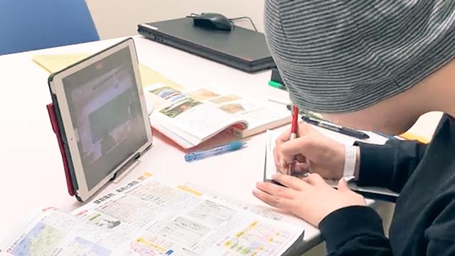 画像: 病院から日本史の授業を受けるけいさん（本人提供）