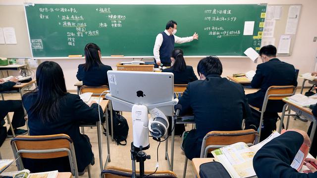 画像: テレロボが黒板右端に向けて回転した