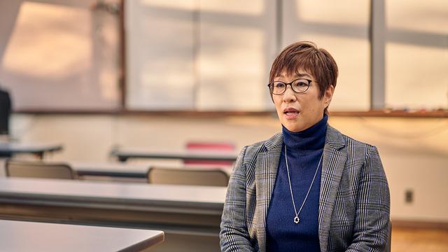 画像: 篠原淳子さん。京都市立桃陽総合支援学校に高等部はないが、高校生の学習支援を行っている