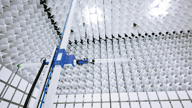 画像: 「EMC技術開発支援センター」の電波暗室。西日本最大級。精密機器などへの電磁波の影響などを検査できる