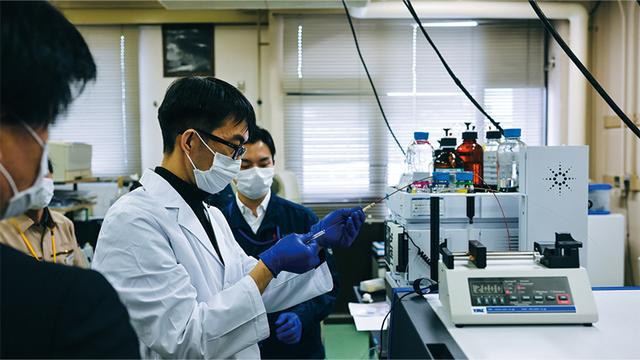 画像: 実習に参加するニッコー化学研究所 開発室の佐藤匠さん