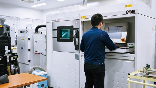 画像: 3Dセンターの金属3Dプリンタ。レーザーで素材の金属粉末を溶かし固めながら何層にも積層した部品を作る