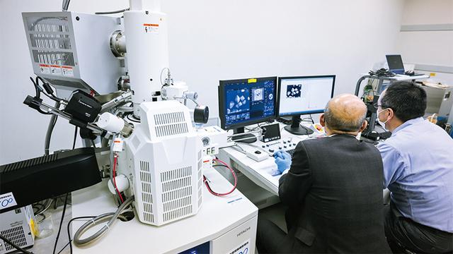 画像: リモートで使える走査電子顕微鏡。 競輪とオートレースの補助事業で、全国の公設試で初めて導入された。 企業のオフィスなど遠隔地からでも操作できる