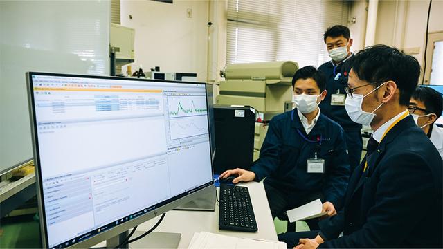 画像: 実習に参加するサラヤ バイオケミカル研究所 係長の飯田一希さん