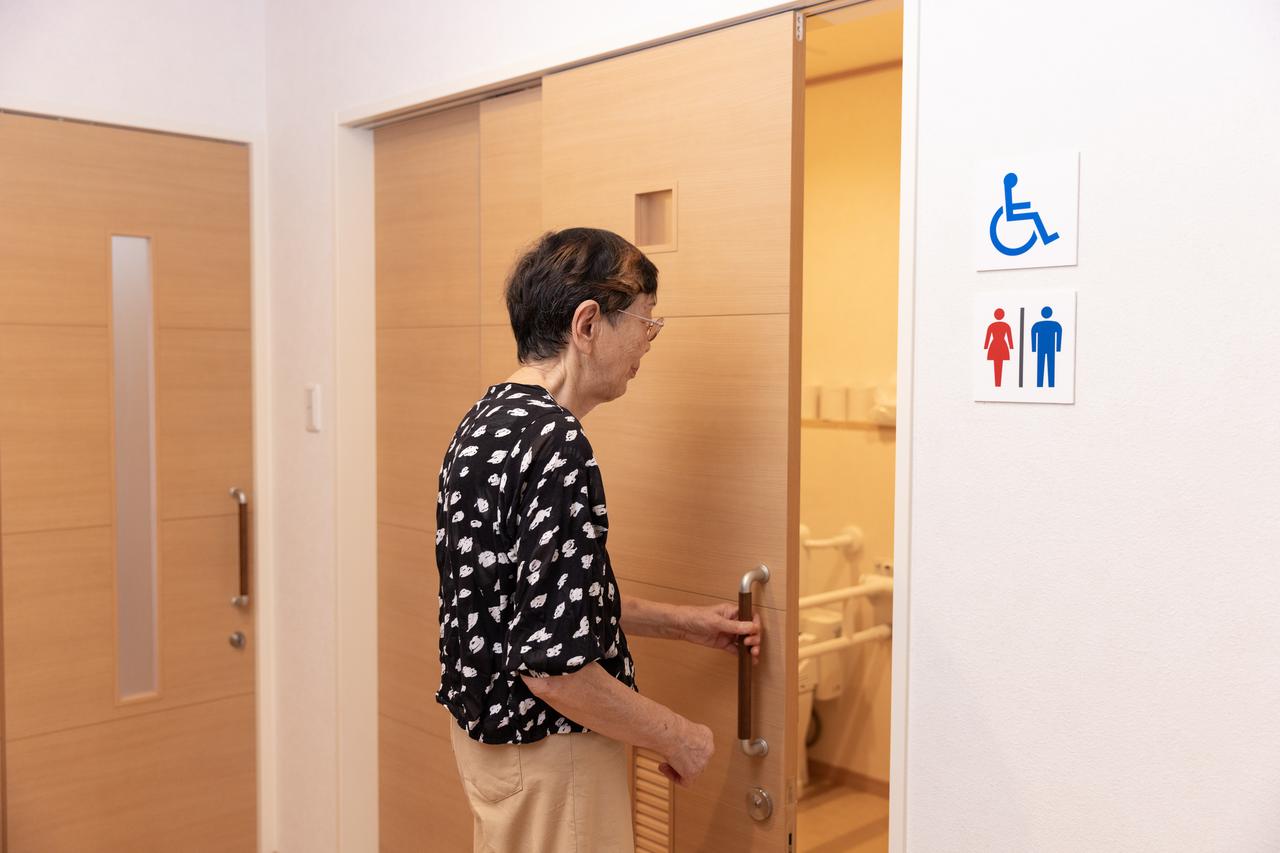 画像: トイレや通路、個室の押し入れなどは、広く開けられる３枚引き戸
