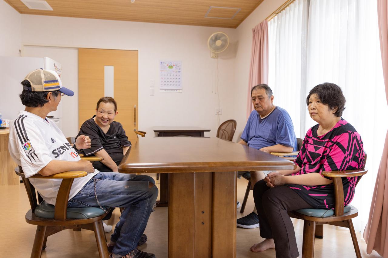 画像: 「今日はどんなことがあった？」と会話が始まる入居者の皆さん