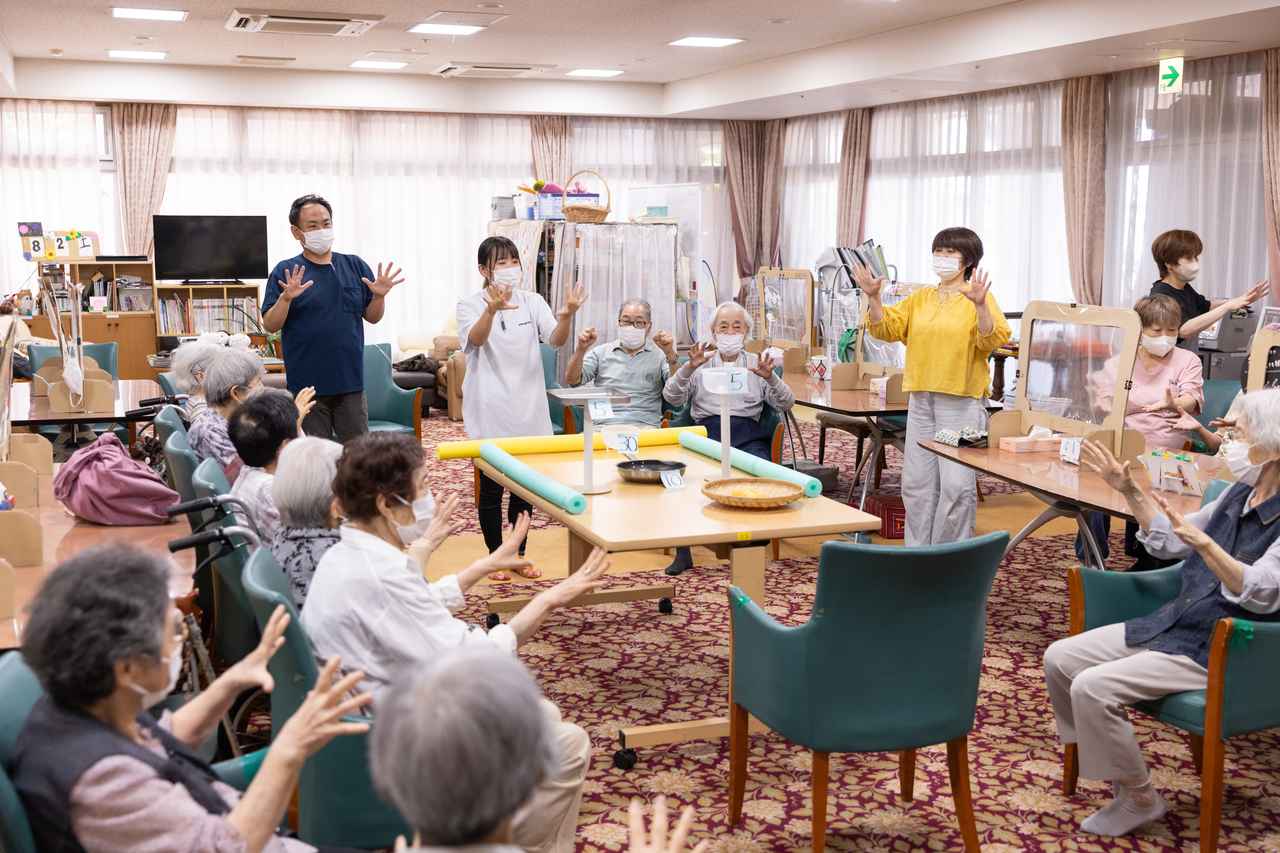 画像: 笑顔と話し声にあふれる、「こもれび」でのレクリエーション