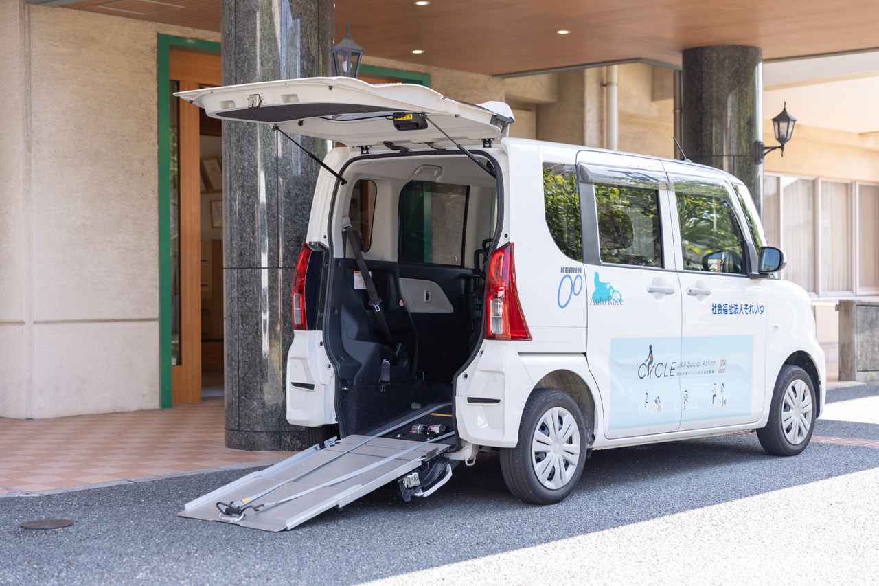 画像: 新しく導入したのは、車椅子での乗り降りをサポートするスロープ付き軽自動車