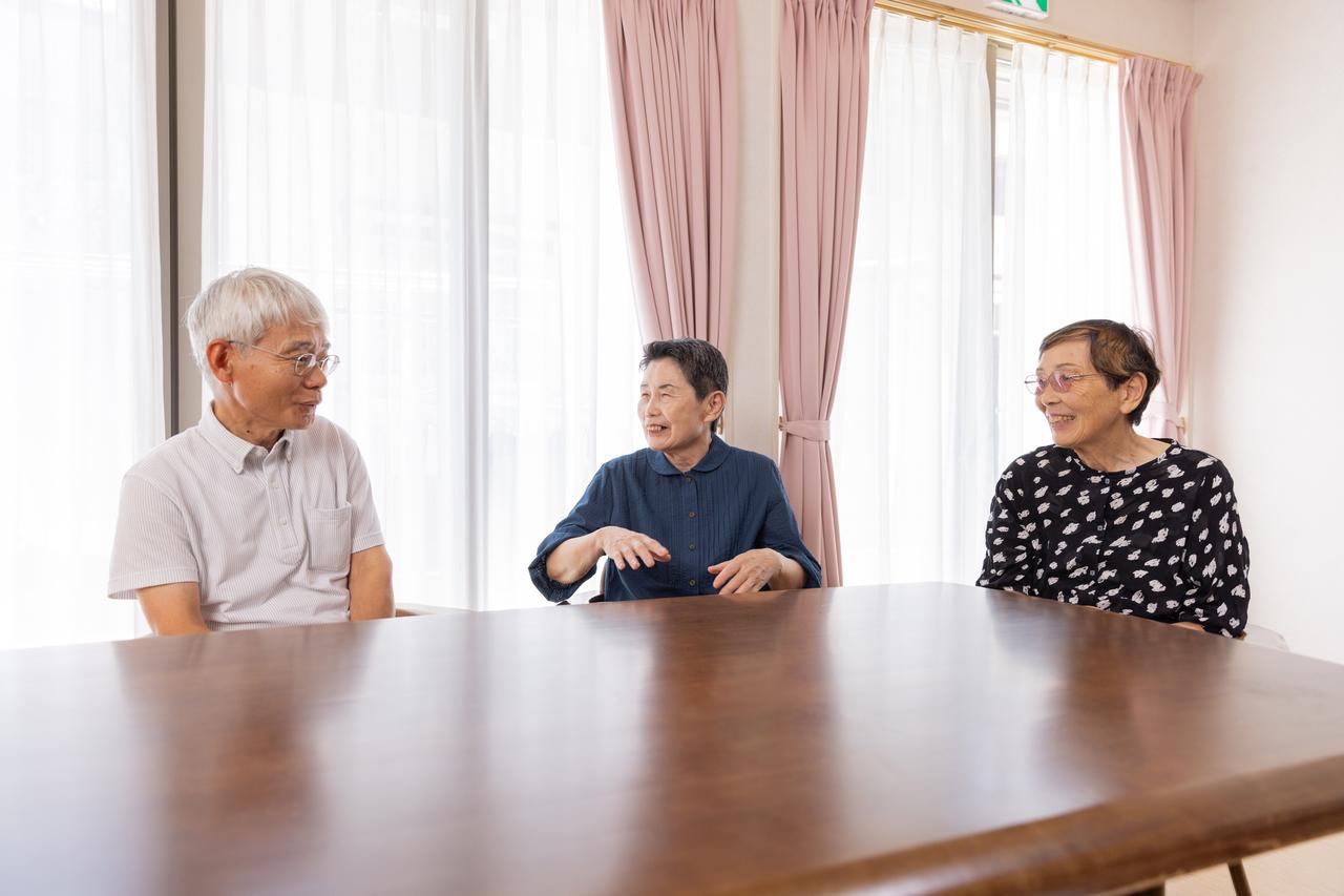 画像: 法人監事の古賀和広さん（写真左）とサービス管理責任者の三角レイ子さん（写真中央）