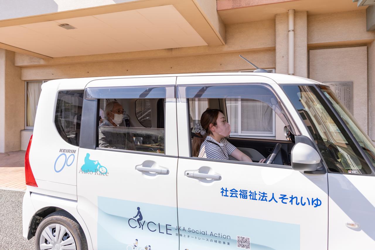 画像: 軽自動車なので、今まで以上に多くの職員が送迎できるように
