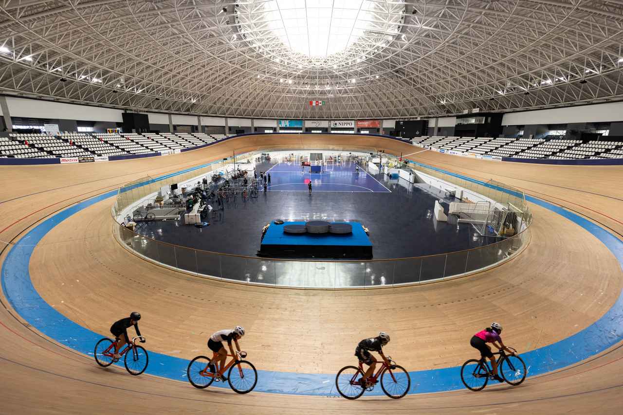 画像: 伊豆ベロドローム内観。合宿の他、さまざまな自転車競技大会が開催されています