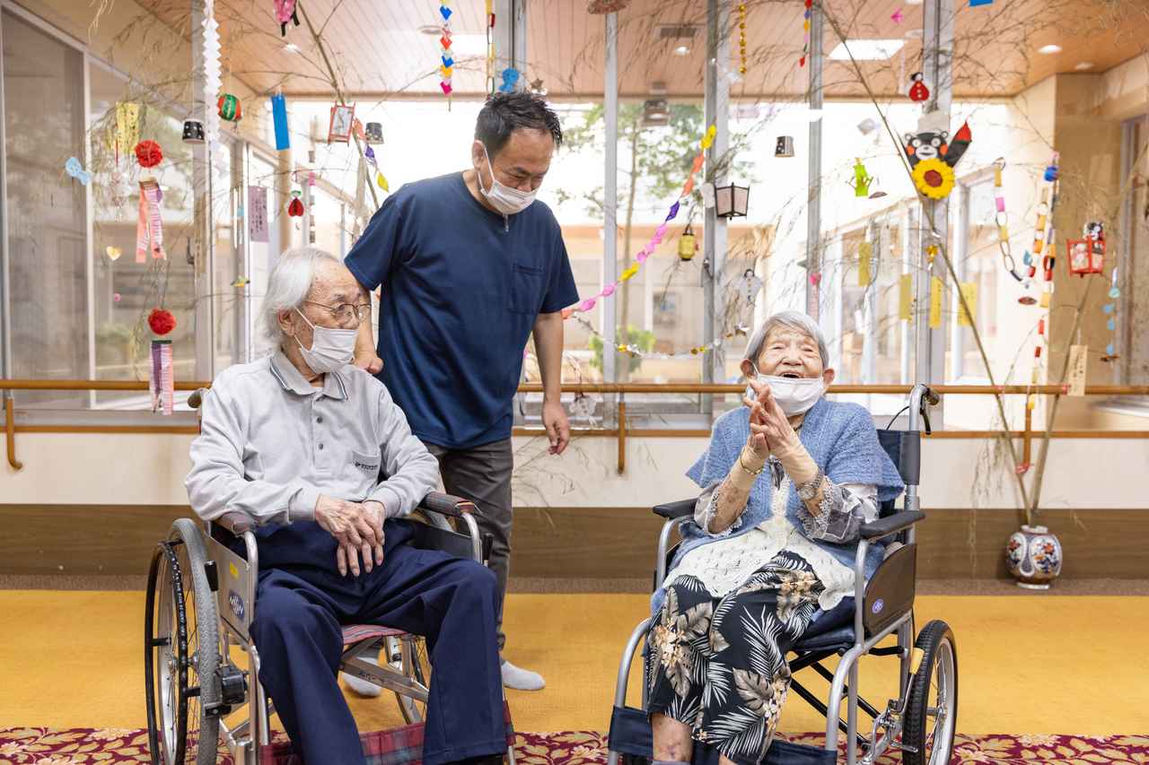 画像: 笑顔で話を聞かせてくれた、カワグチハジメさん（88歳・写真左）とヤマモトフミさん（100歳・写真右）