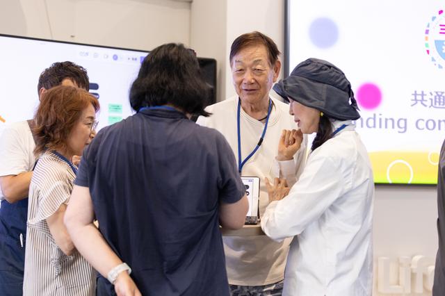 画像: いろんな考え方やアイデアに、真剣な表情で感心する姿も