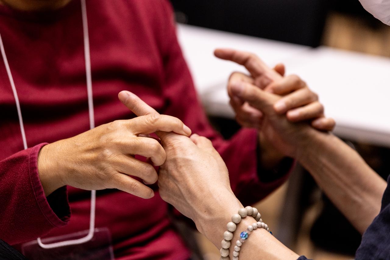 画像: 手から相手のことばを読み取る「触手話」